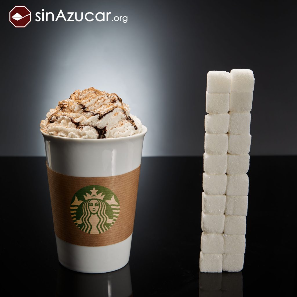 Un café del Starbucks (variedad Mocca Blanco venti, con nata y sirope de chocolate) tiene 80gr de azúcar, lo que equivale a 20 terrones. ¡10 veces más de lo habitual en un café!