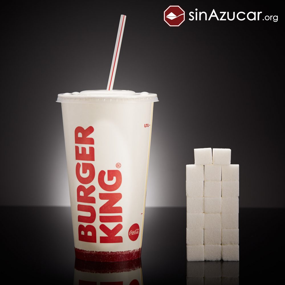 Un vaso de Coca-Cola Gigante del Burguer King (700ml) contiene 79,5g de azúcar, equivalente a 19,8 terrones.